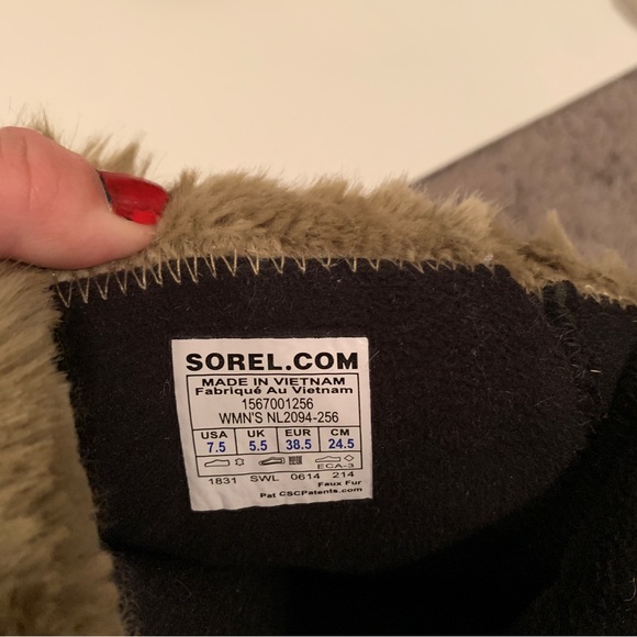 Sorel fur-lined snow boots, size 7.5 - Picture 2 of 8